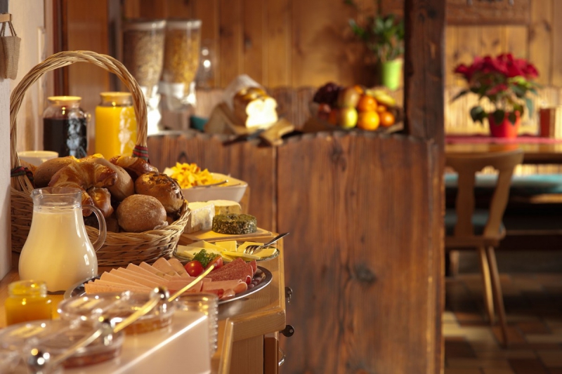 brasserie-VILLECROZE-min_breakfast_buffet_food_restaurant_meal_hotel_plate_fresh-718745